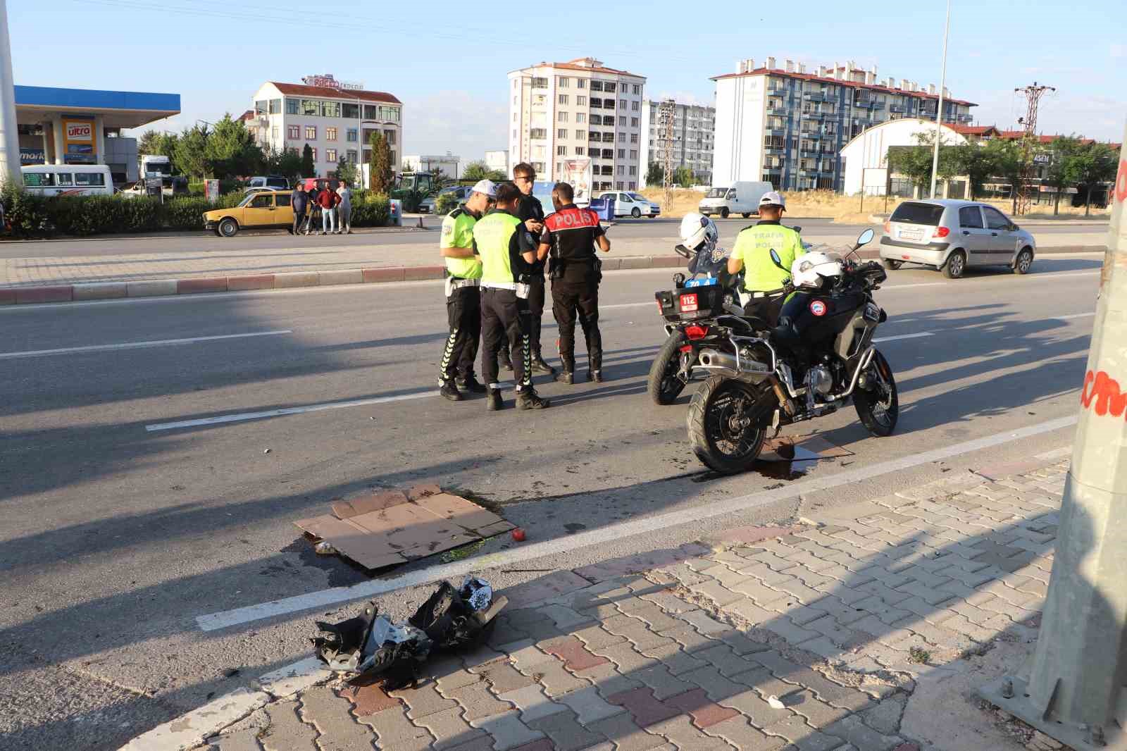 karaman-da-otomobille-yunus-timi-carpisti-1-polis-yarali