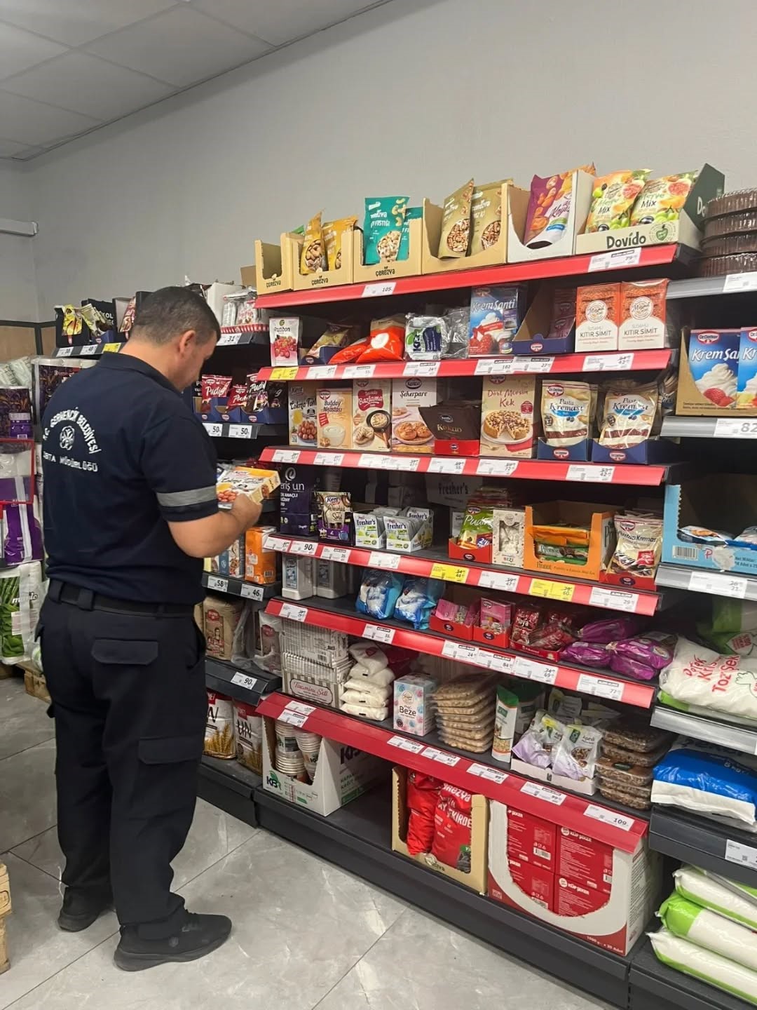 germencik-te-zabita-ekipleri-marketlerde-etiket-ve-son-kullanma-tarihi-kontrolu-yapti