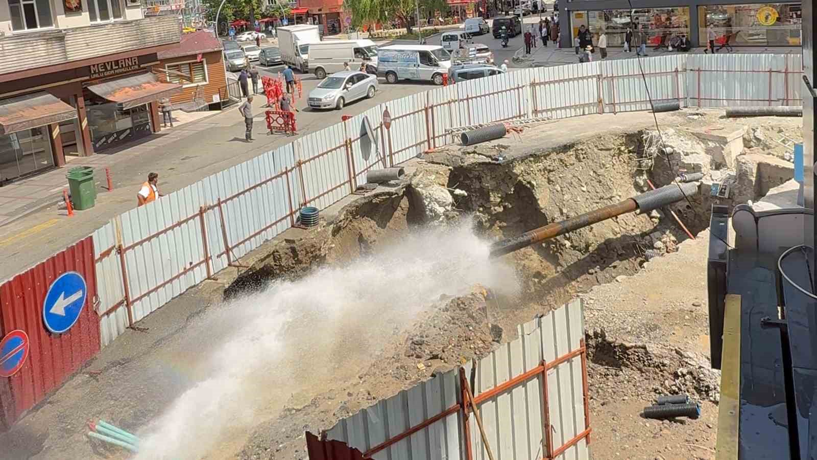 rize-de-tarihi-koprunun-restorasyon-calismasi-sirasinda-su-borusu-patladi