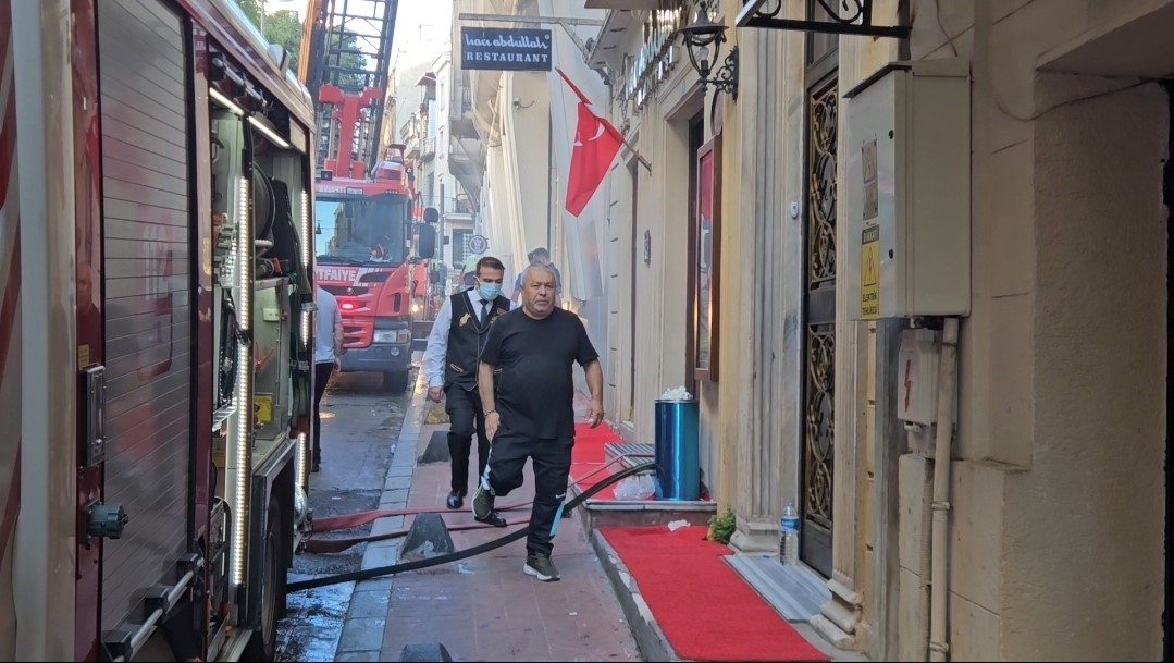 beyoglu-istiklal-caddesi-nde-restoranda-cikan-yangin-sonduruldu