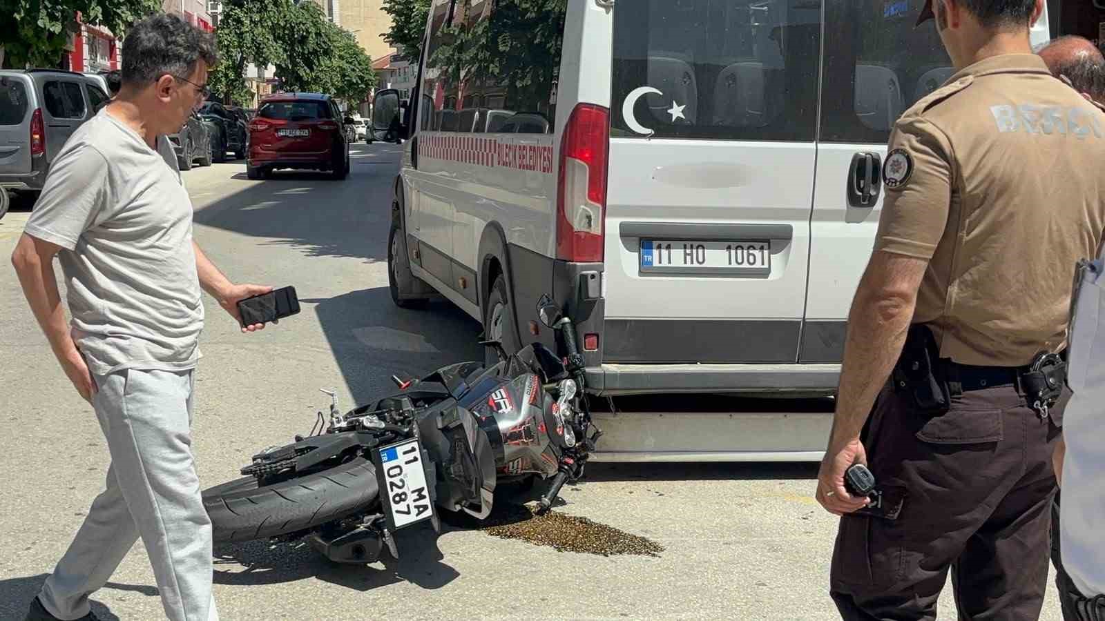 otomobille-carpisan-motosikletli-az-kalsin-minibusun-altinda-kaliyordu