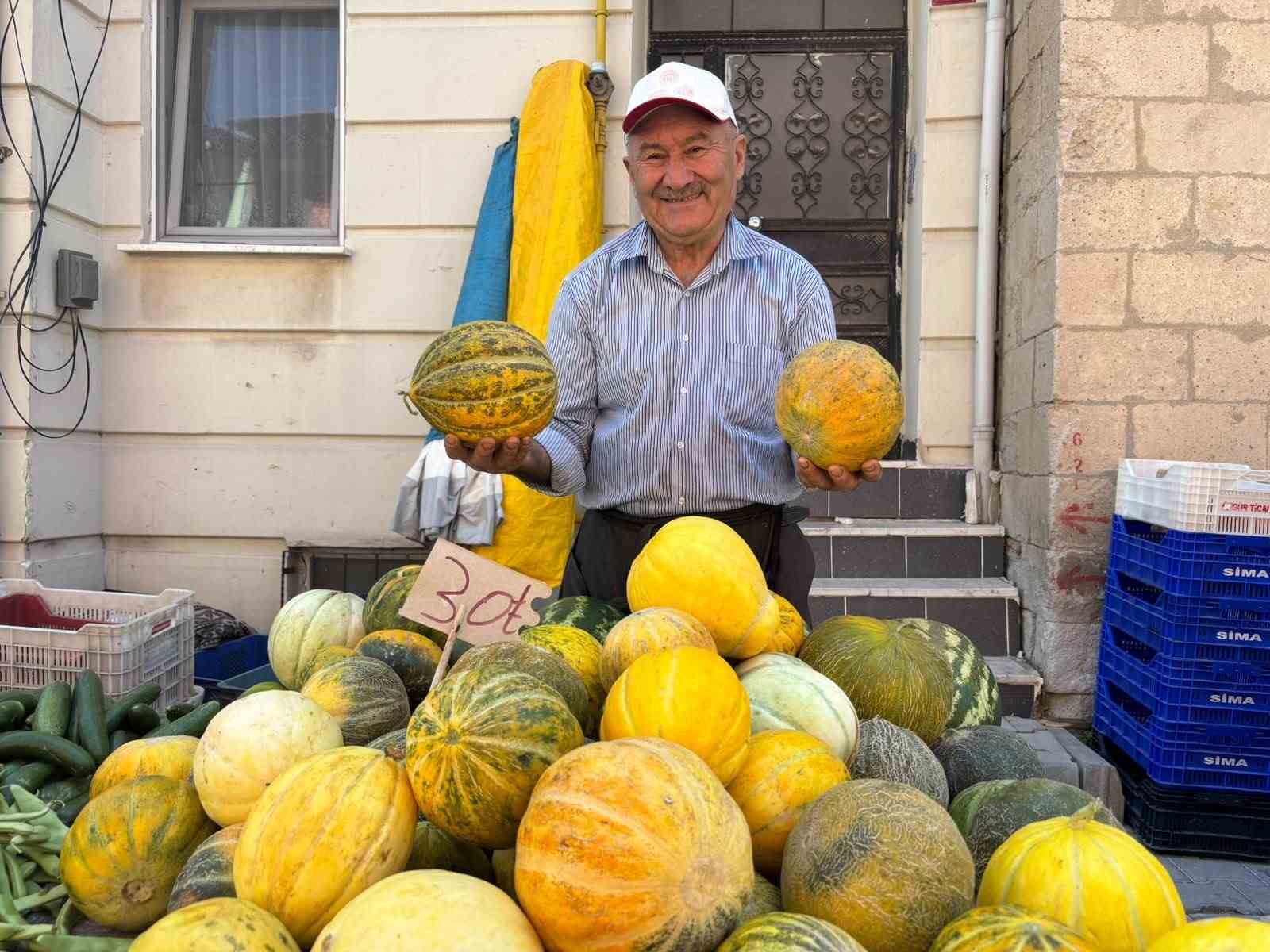tavsanli-nin-meshur-kislademirli-kavunu-pazara-indi