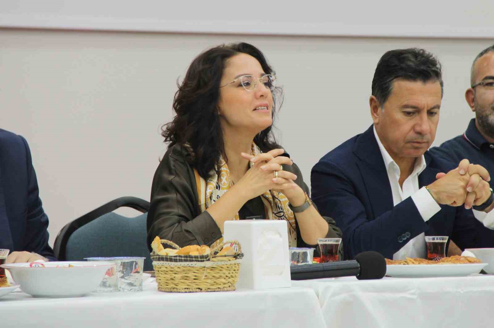 ahmet-aras-ve-gonca-koksal-aras-tan-istifa-aciklamasi-su-an-istifa-ediyoruz-gibi-bir-durum-yok