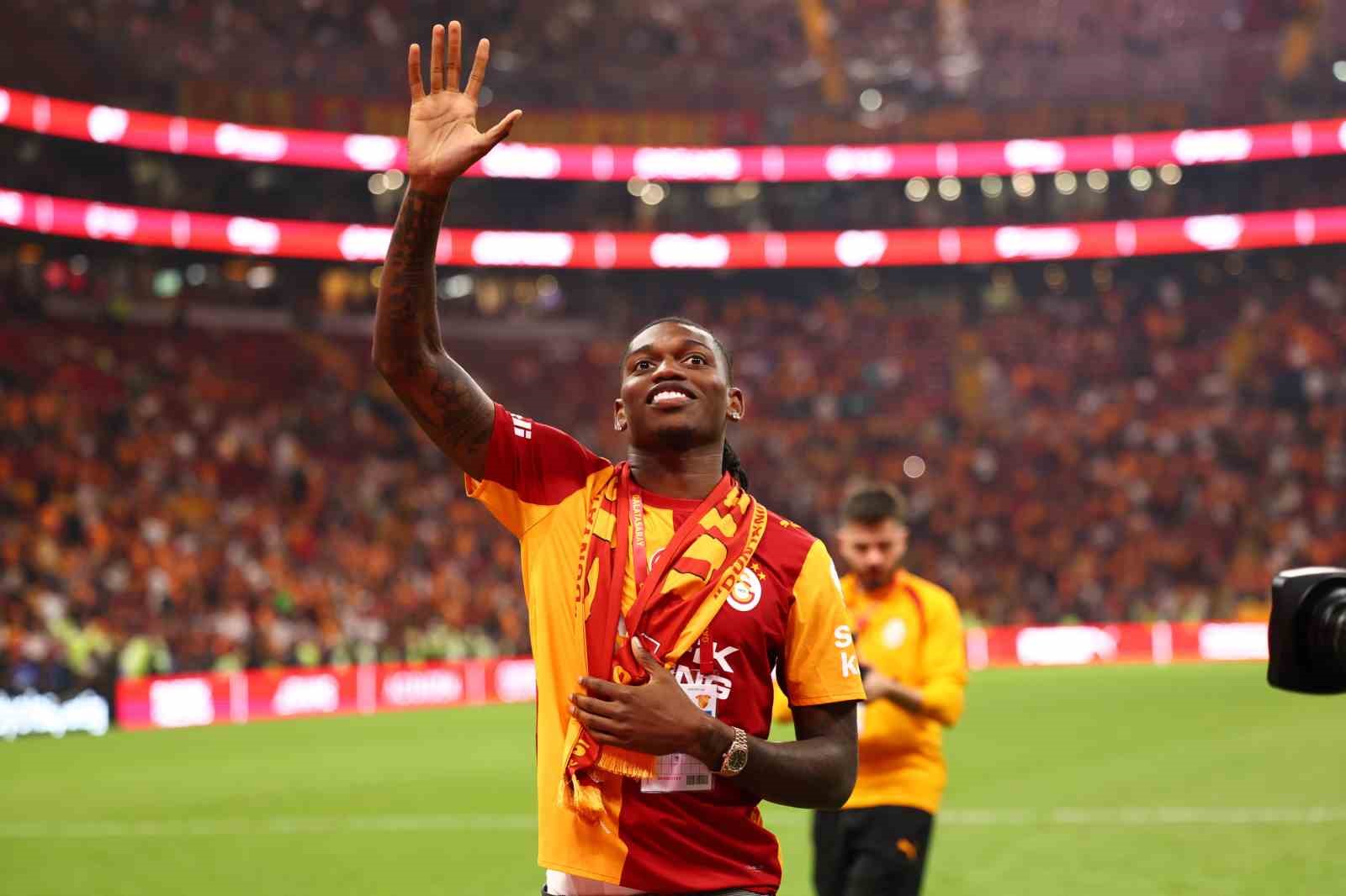 rafael-leao-galatasaray-goztepe-karsilasmasinin-ardindan-sahaya-inerek-taraftarlari-selamladi