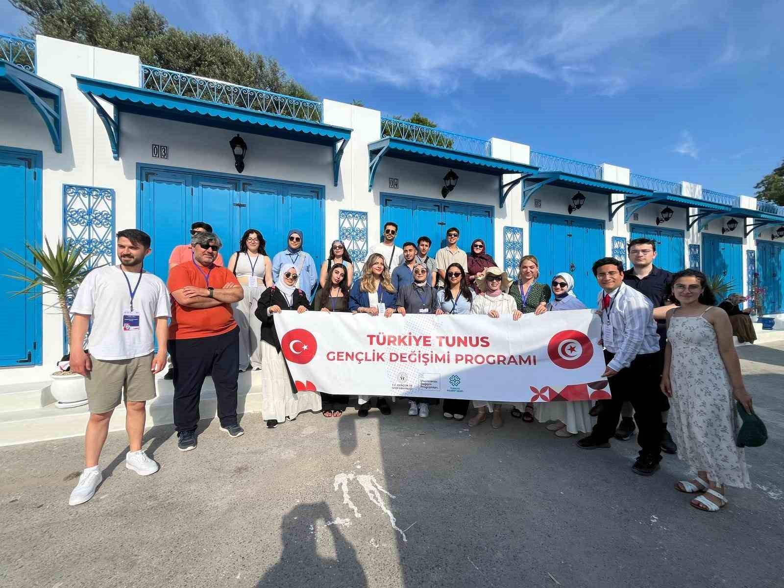 afyonkarahisarli-3-genc-tunus-u-gezdi