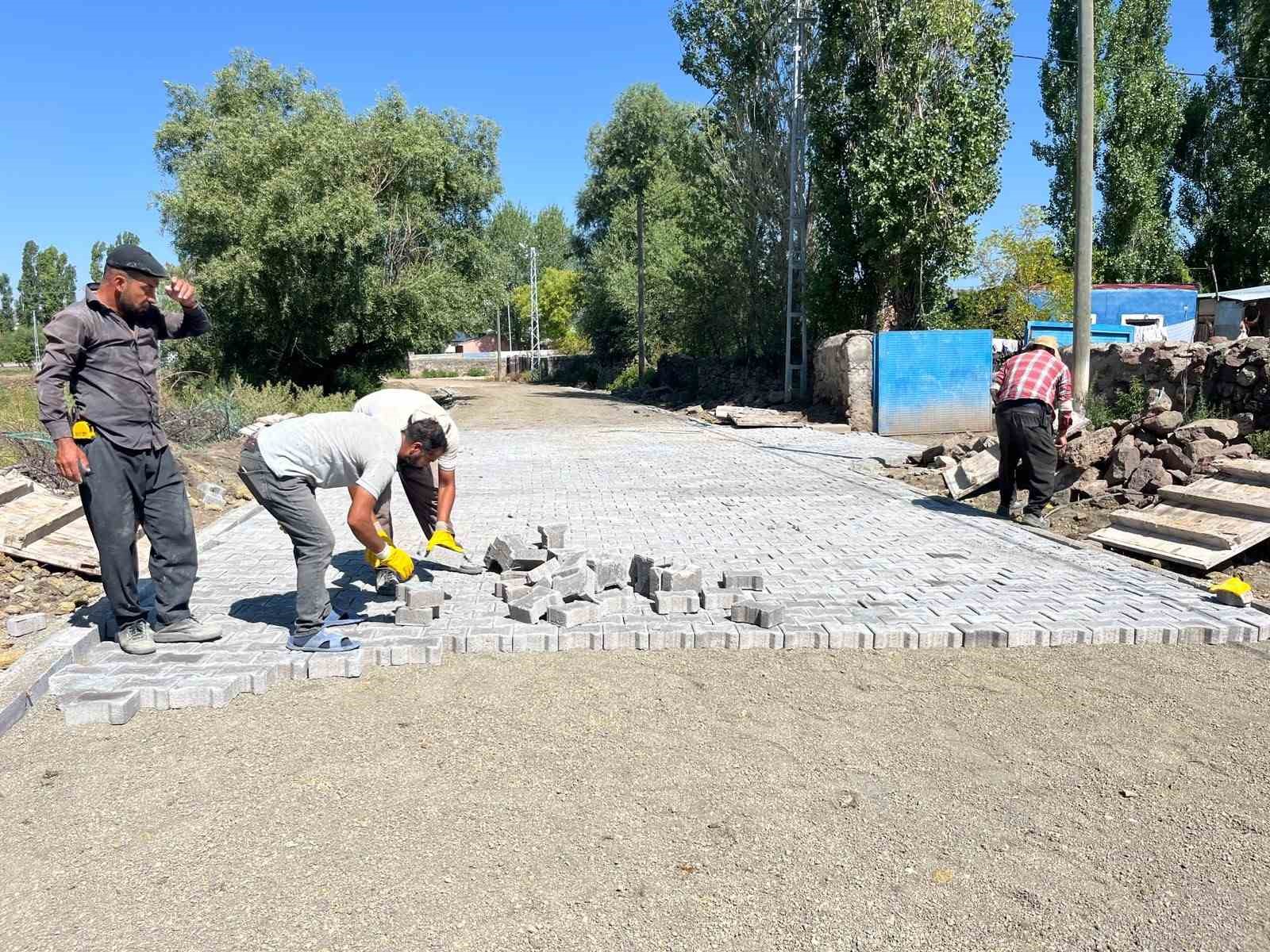 akyaka-da-koy-yollarinin-kilit-parke-tas-yapimi-suruyor