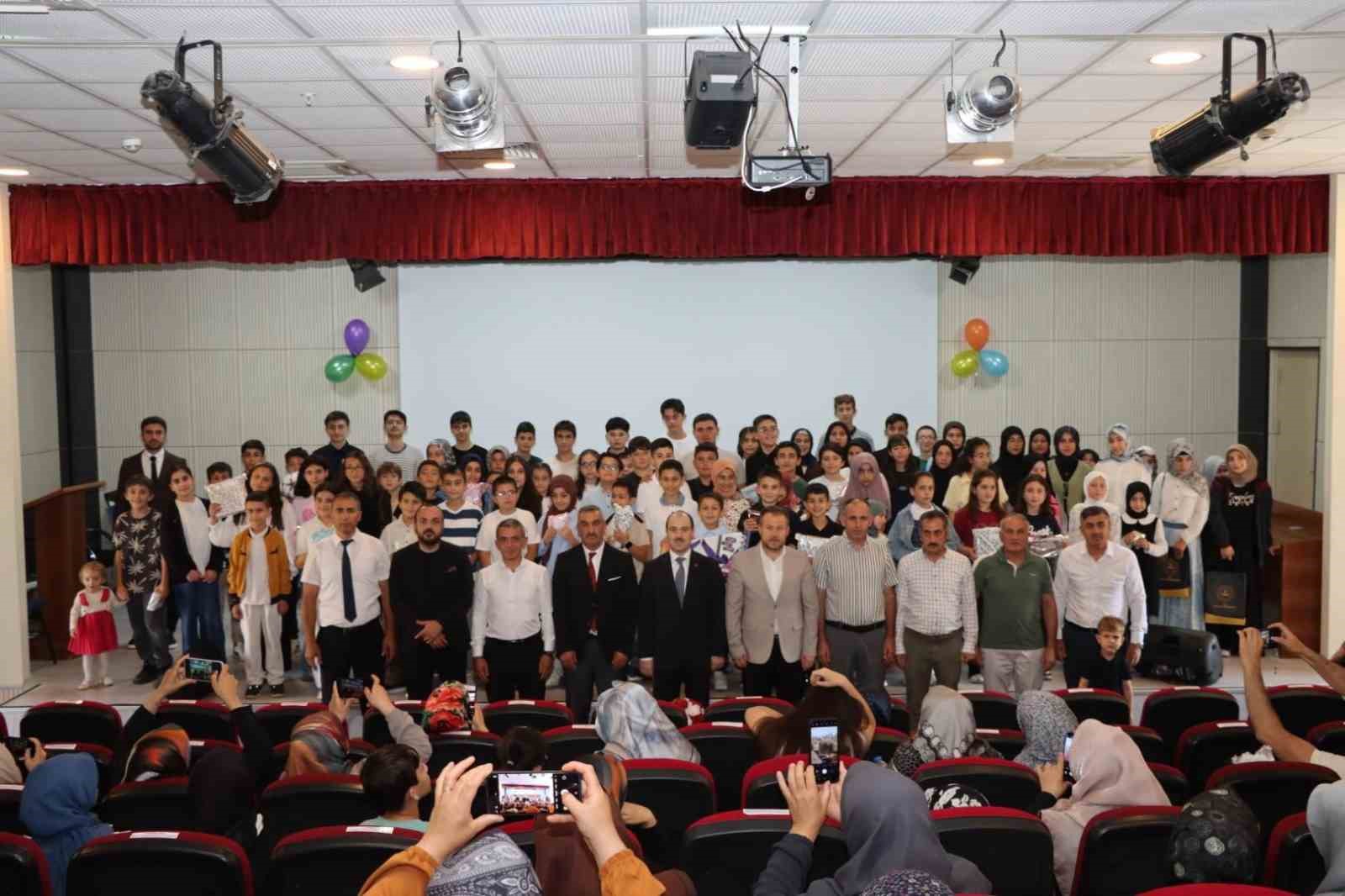 yaz-kur-an-kurslari-bilgi-yarismasinda-100-ogrenci-odullendirildi