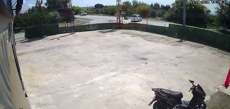 hafif-ticari-araca-ok-gibi-saplanan-motosikletteki-2-kisi-metrelerce-havaya-uctu