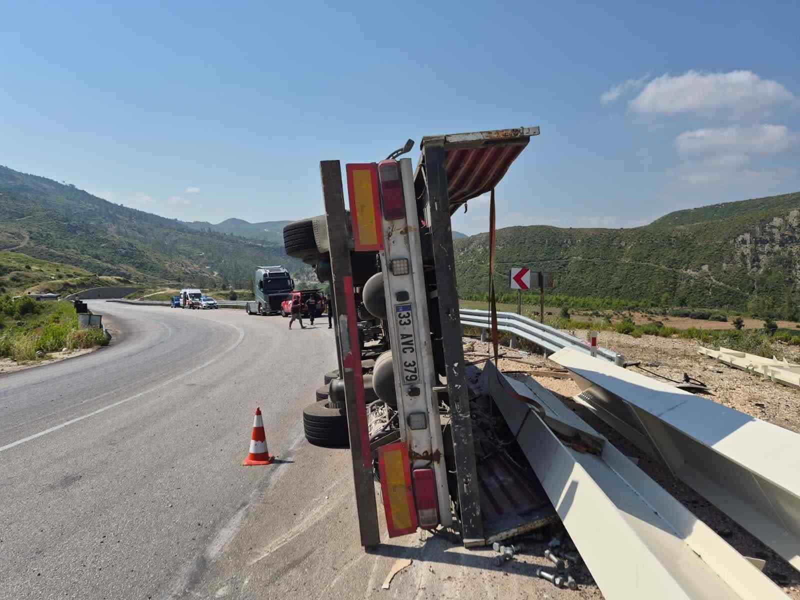 antalya-konya-yolunda-devrilen-tirin-surucusu-yaralandi