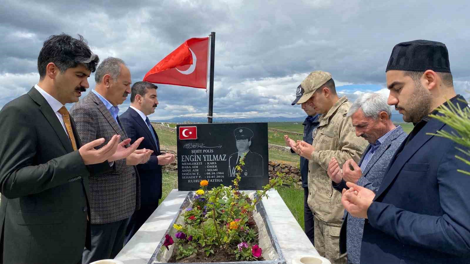 arpacay-da-bayramda-duygulandiran-sehitlik-ziyareti