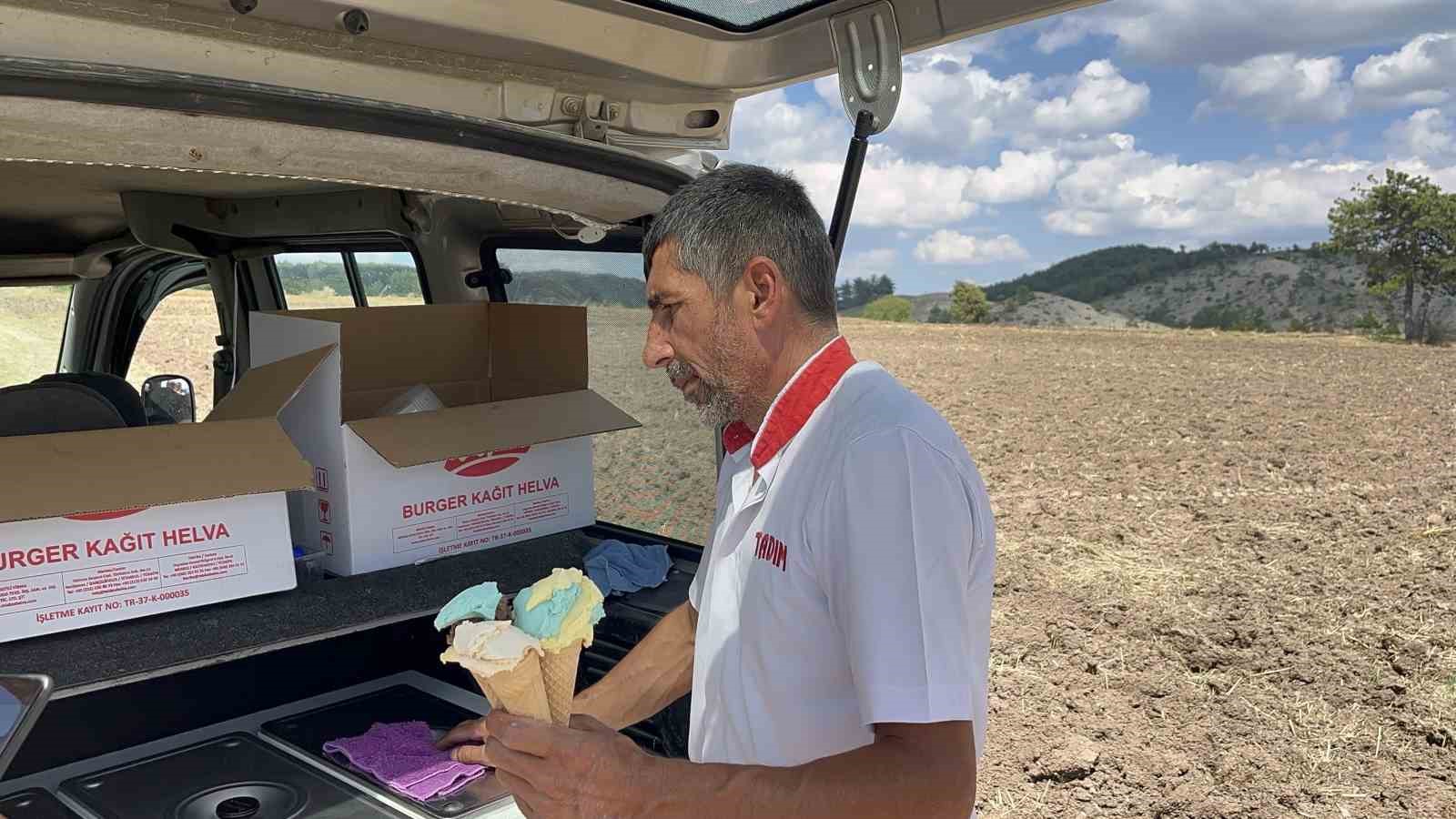 tarlaya-dondurma-servisi-mobil-dondurmaci-sicak-altinda-calisan-ciftcileri-serinletiyor