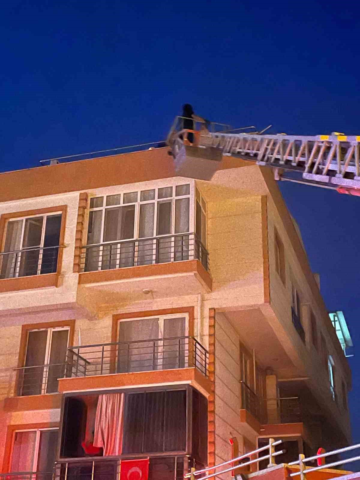 lapseki-de-4-katli-apartmanda-yangin-catida-mahsur-kalan-4-kisi-kurtarildi