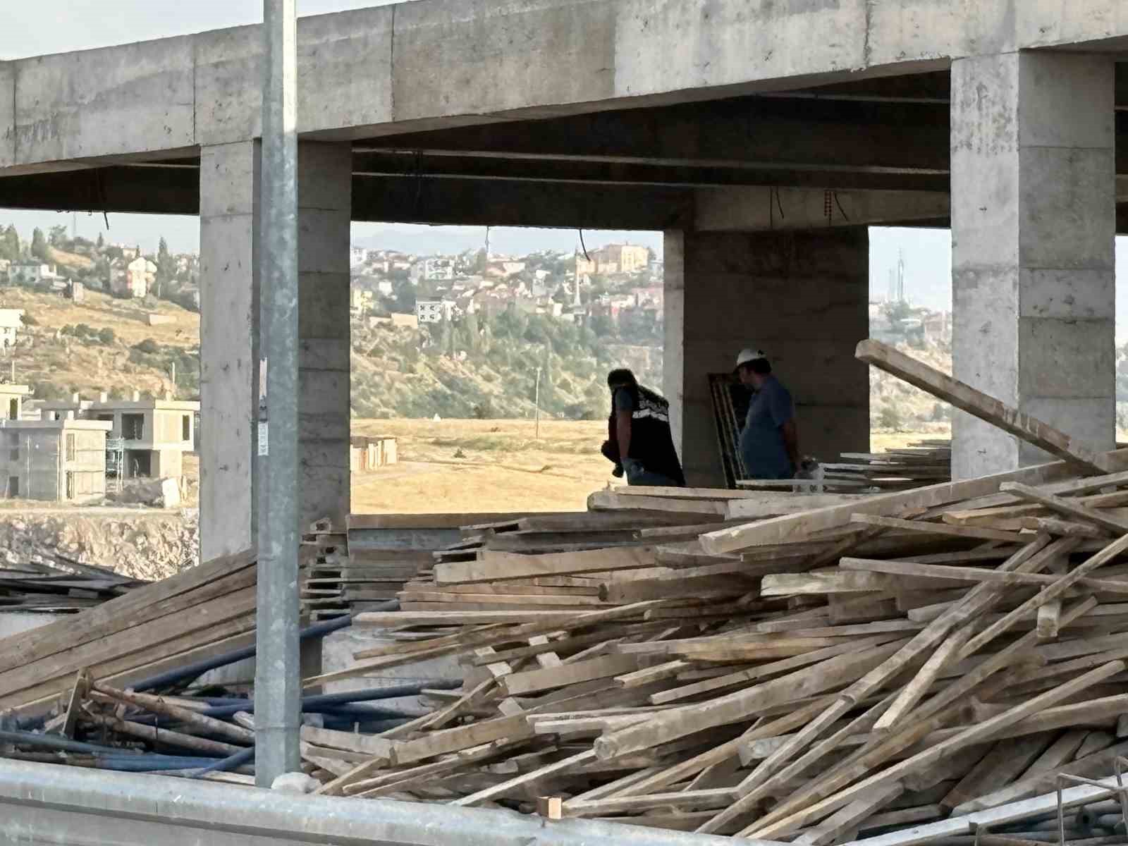 insaatta-zemin-kattan-bodruma-dusen-isci-yaralandi