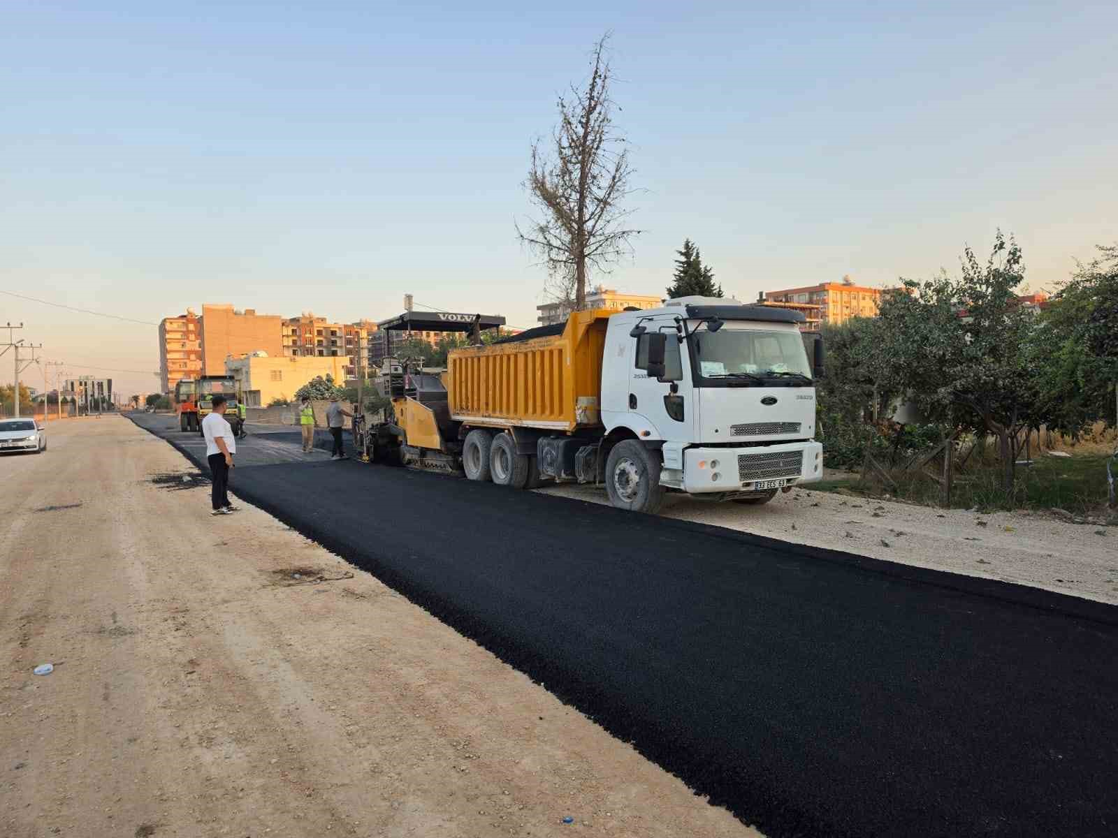 mardin-buyuksehir-belediyesi-kiziltepe-de-asfalt-ve-yol-duzenleme-calismalarini-surduruyor