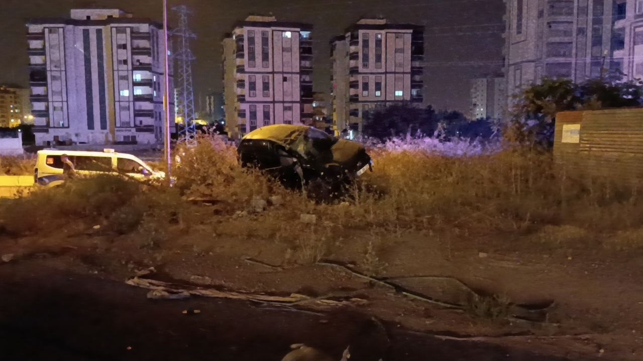 adana-da-takla-atan-otomobildeki-2-kisi-yaralandi