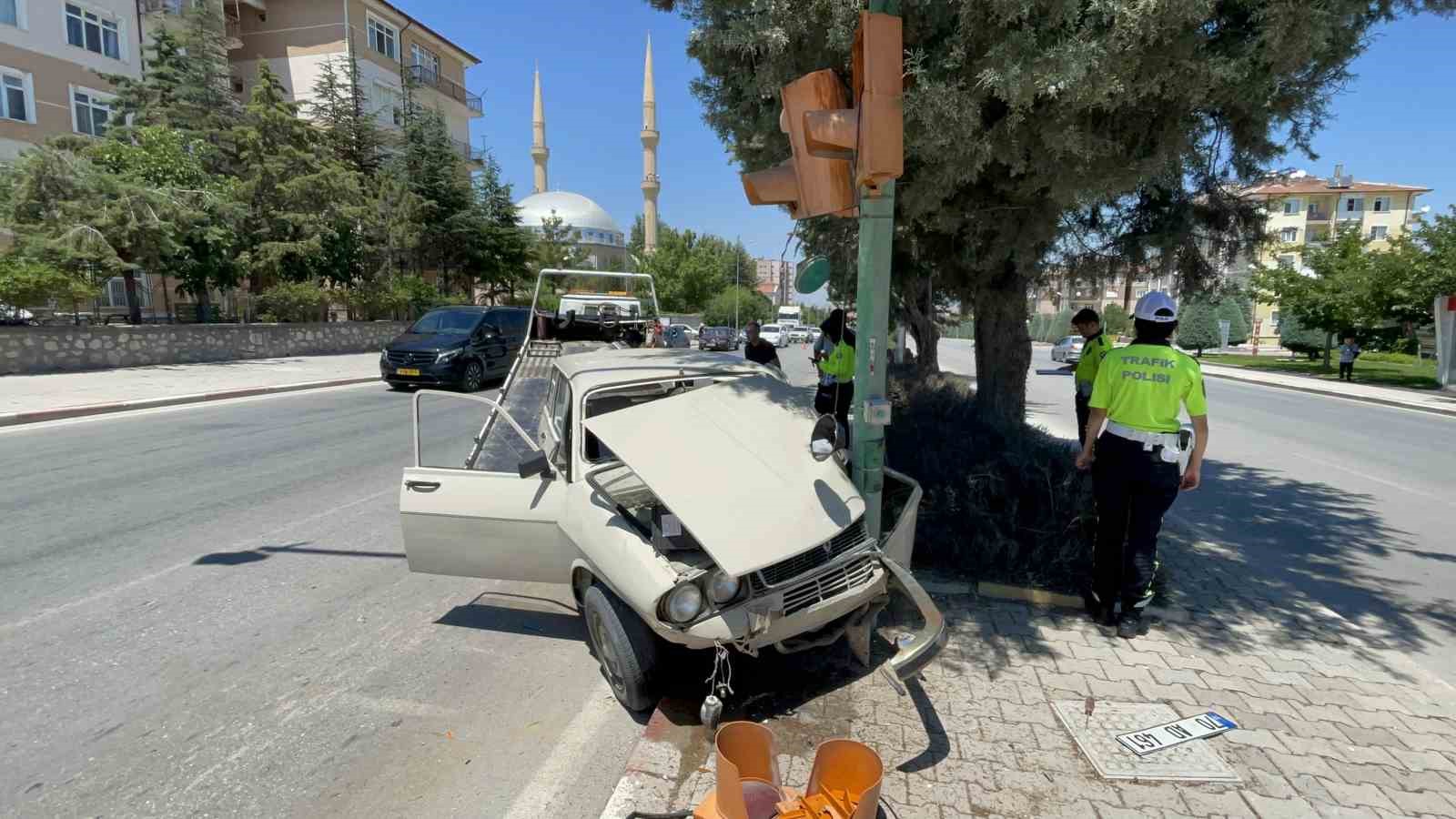 karaman-da-otomobil-trafik-lambasina-carpti-1-yarali