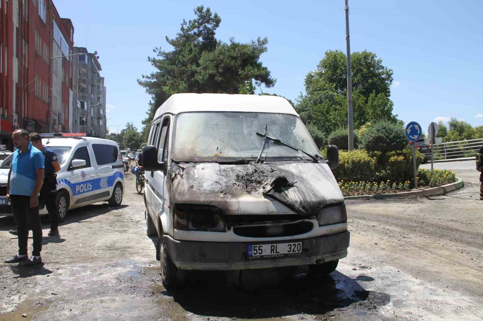 samsun-da-seyir-halindeki-minibus-yandi