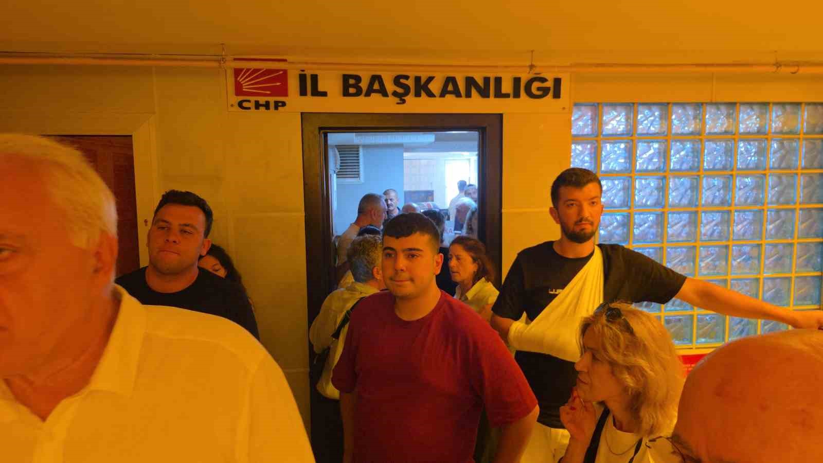 gorevden-alinan-chp-samsun-yonetimi-il-binasini-bosaltti