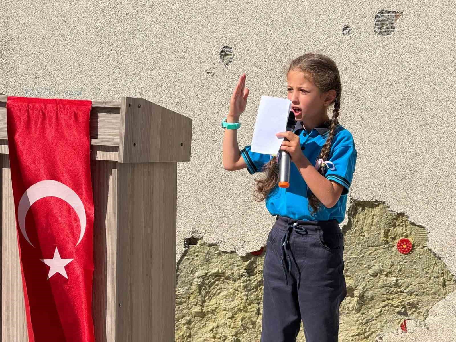 refahiye-de-ilkogretim-haftasi-programinda-okulun-bakimsizligi-dikkat-cekti