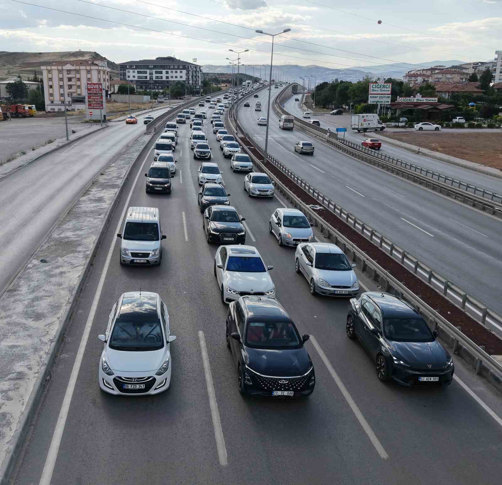 43-ilin-baglanti-noktasinda-yaz-tatili-hareketliligi-kaza-trafigi-durma-noktasina-getirdi