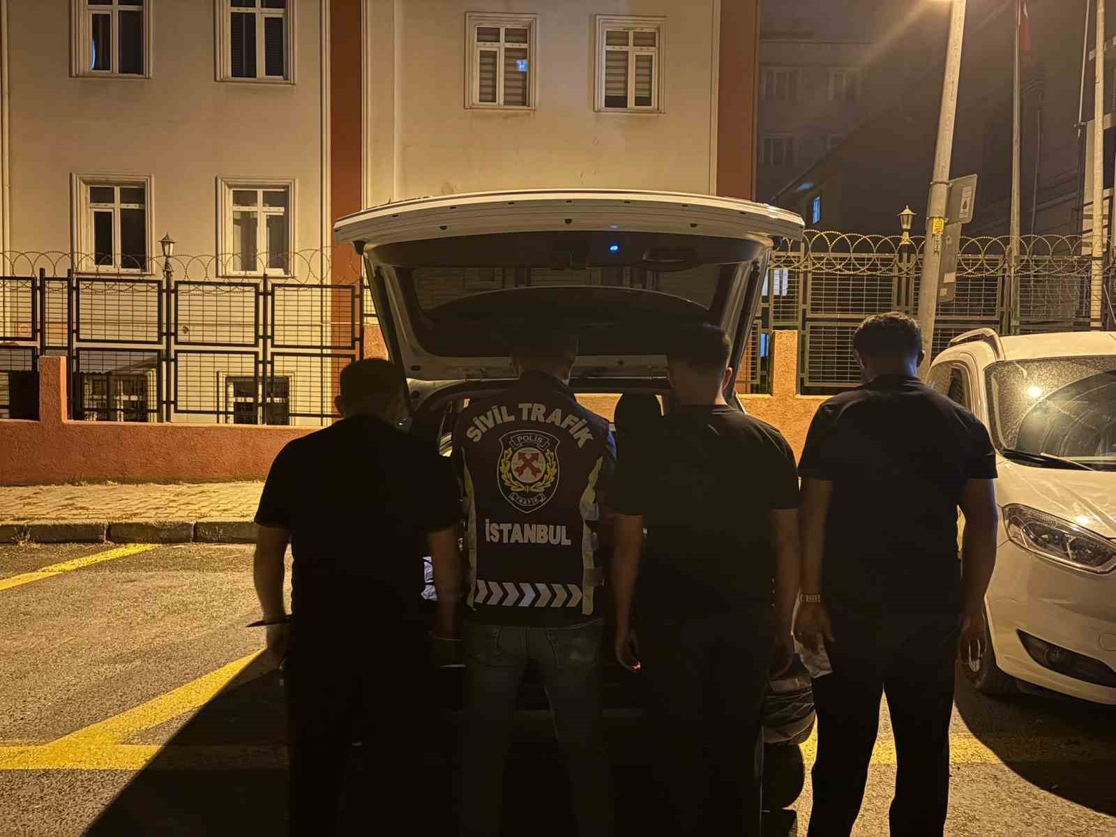 esenyurt-ta-trafikte-baska-bir-surucuye-saldiran-sahis-kamerada