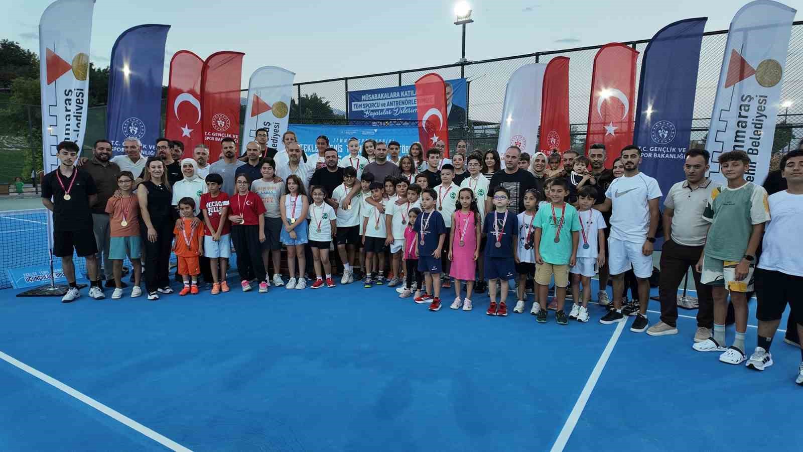 15-temmuz-spor-vadisi-nde-odullu-tenis-turnuvasinda-sampiyonlar-belli-oldu