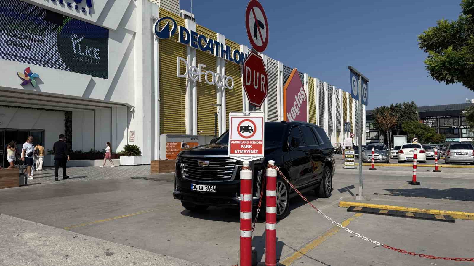 avm-nin-otoparkinda-tepki-cekti-25-milyonluk-arac-ambulans-alanina-park-edildi