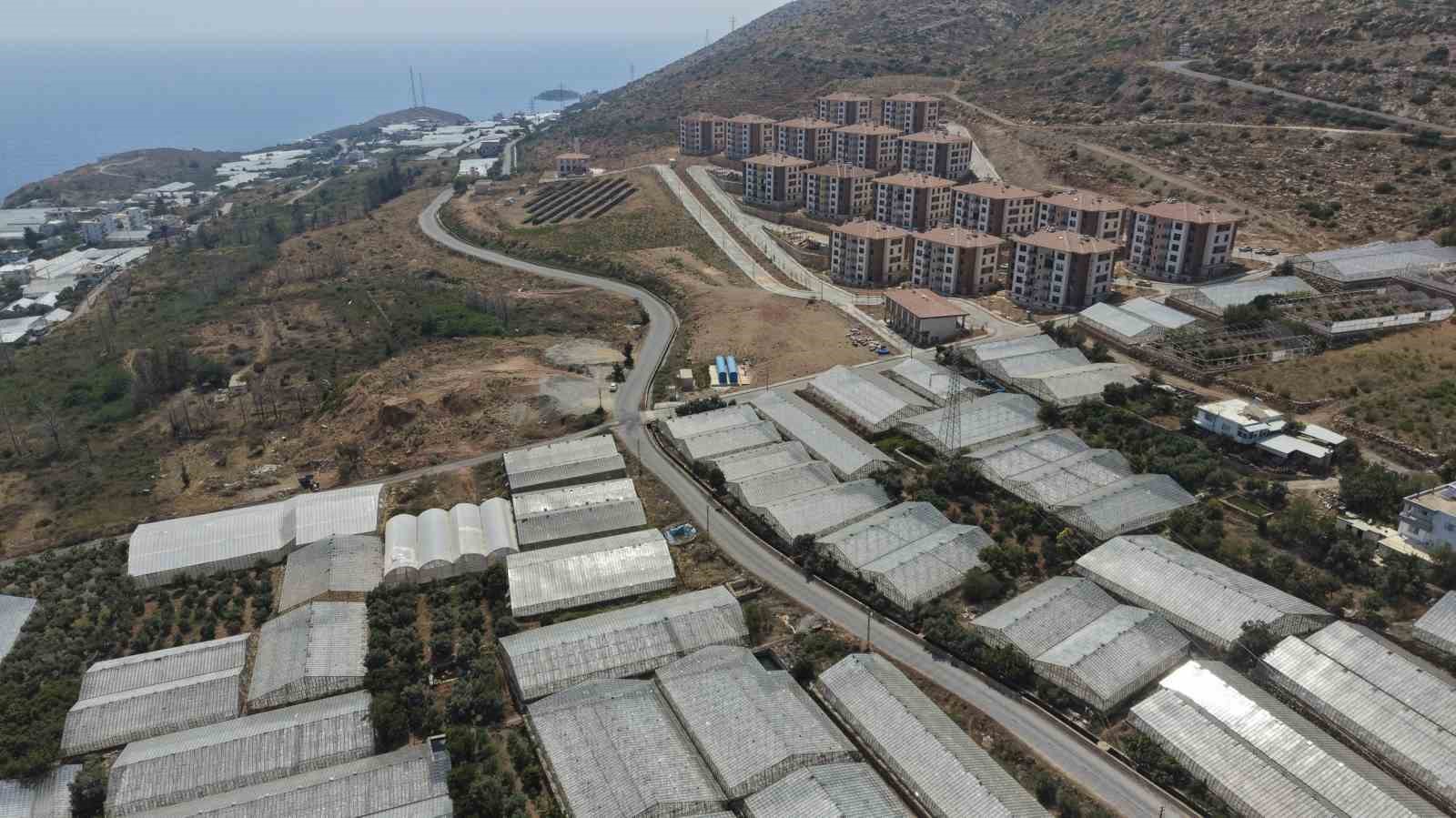 aydincik-ta-bozulan-yol-yenilendi-ulasim-rahatladi