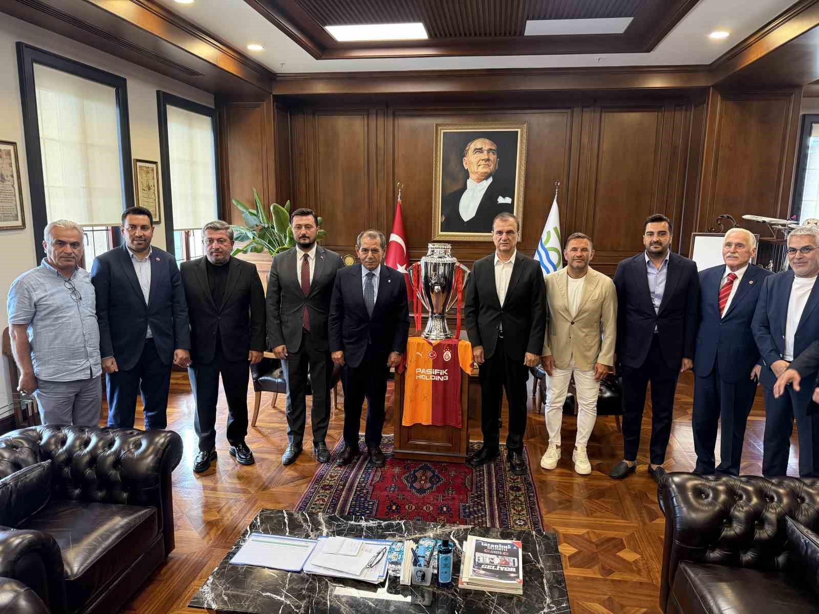baskan-dursun-ozbek-buyukcekmece-de-sampiyonlar-aniti-na-galatasaray-bayragini-cekti