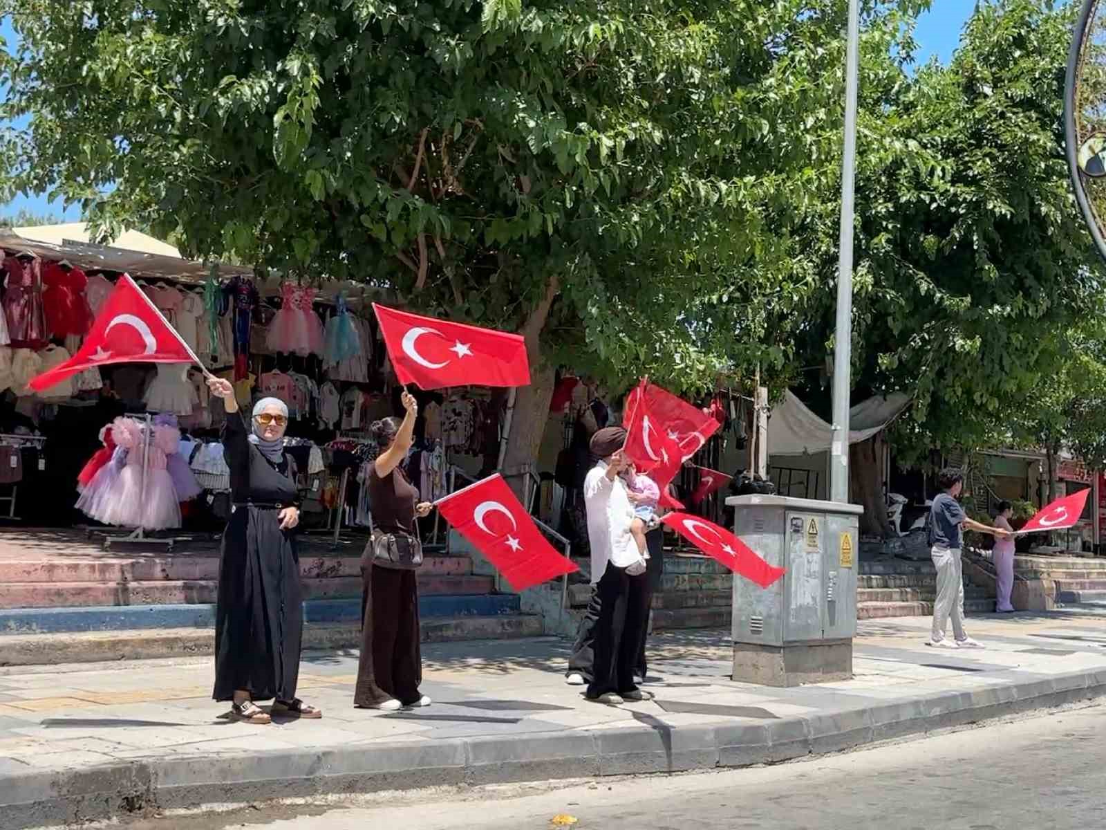 tarsus-ta-milli-heyecan-caddelere-tasti