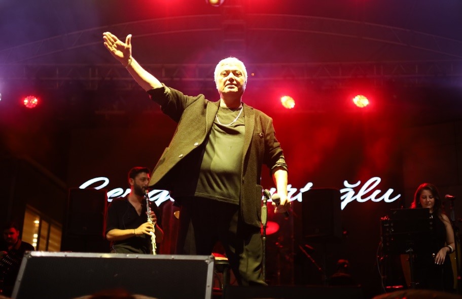 cengiz-kurtoglu-altin-biber-festivalinde-sahne-aldi