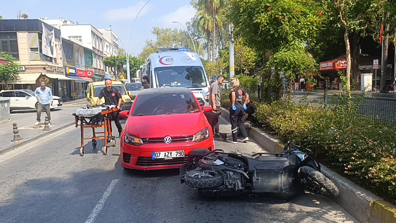 serit-degistiren-otomobil-motosiklete-arkadan-carpti