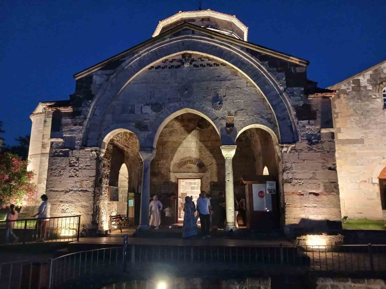aksamlari-isiklandirilan-ayasofya-ziyaretcileri-hayran-birakiyor