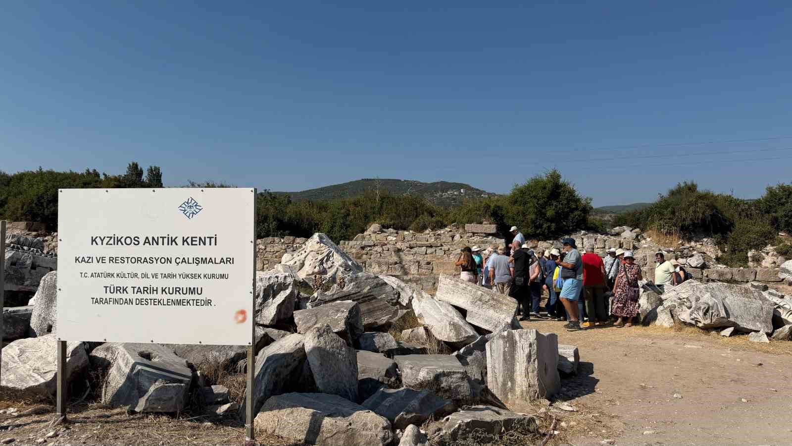 yunan-turistlerden-kyzikos-antik-kenti-ne-ziyaret