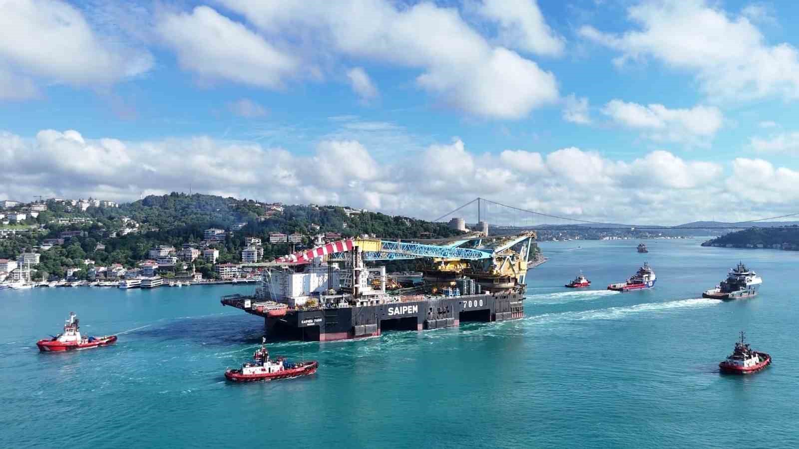 istanbul-bogazi-ndan-gecen-dev-vinc-gemisi-havadan-goruntulendi