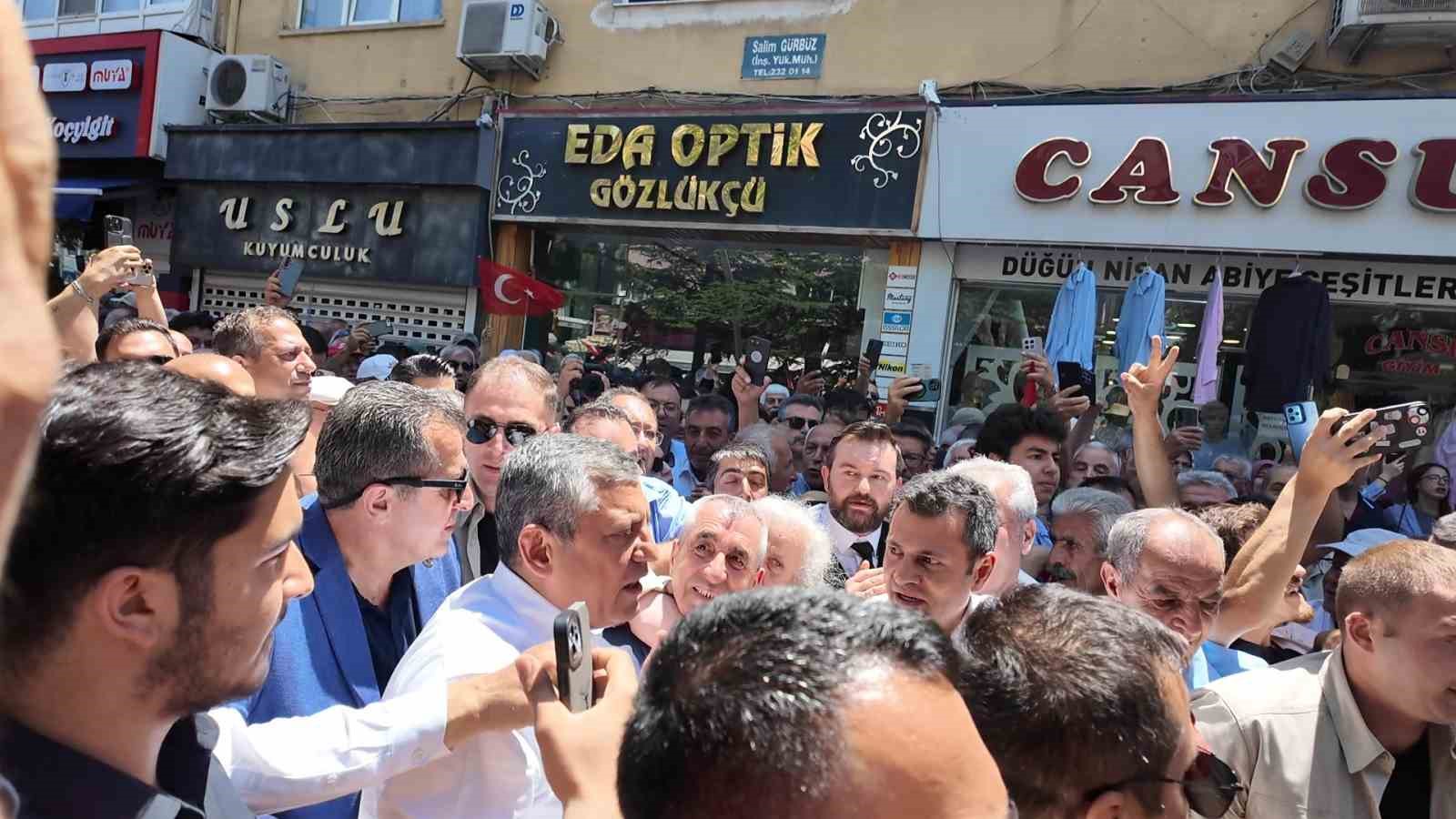 ozgur-ozel-in-nigde-programinda-vatandaslar-ezilme-tehlikesi-gecirdi