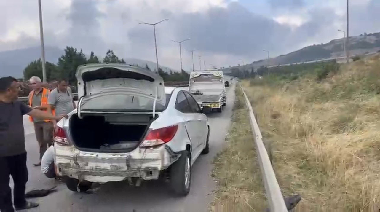osmaniye-de-kontrolden-cikan-otomobil-bariyerlere-carpti-1-yarali