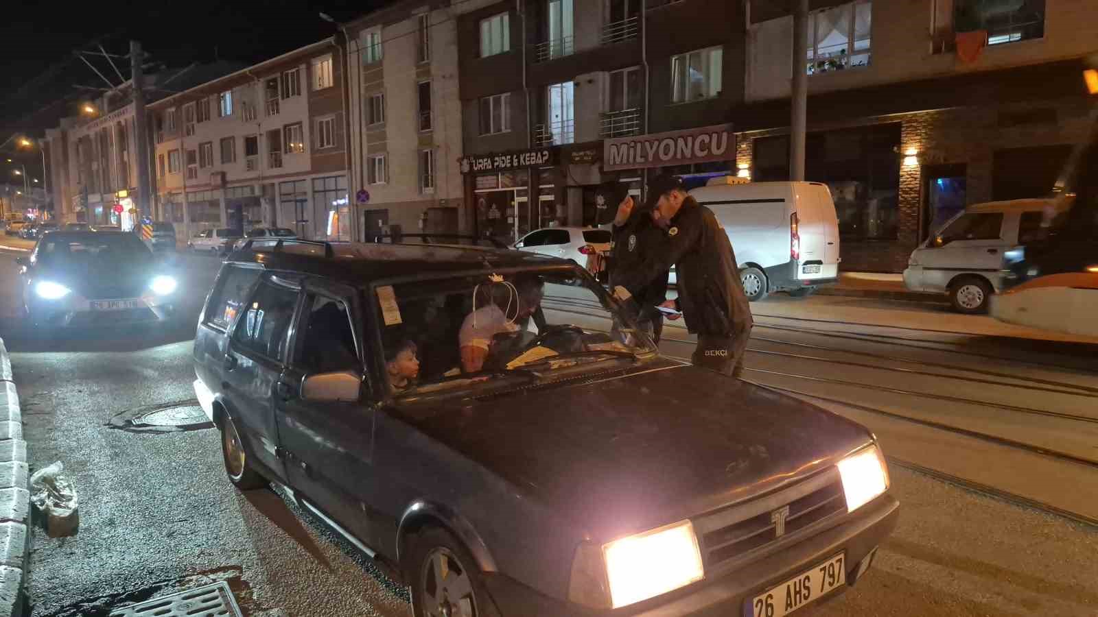 eskisehir-de-25-polis-ekibinin-katilimi-ile-asayis-ve-trafik-uygulamasi