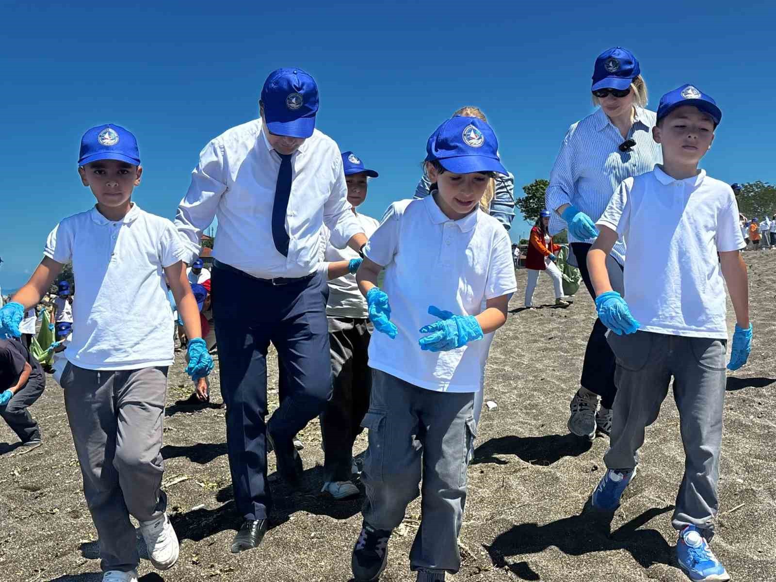 dalgiclarin-5-dakikada-deniz-altindan-cikardigi-copler-hayrete-dusurdu