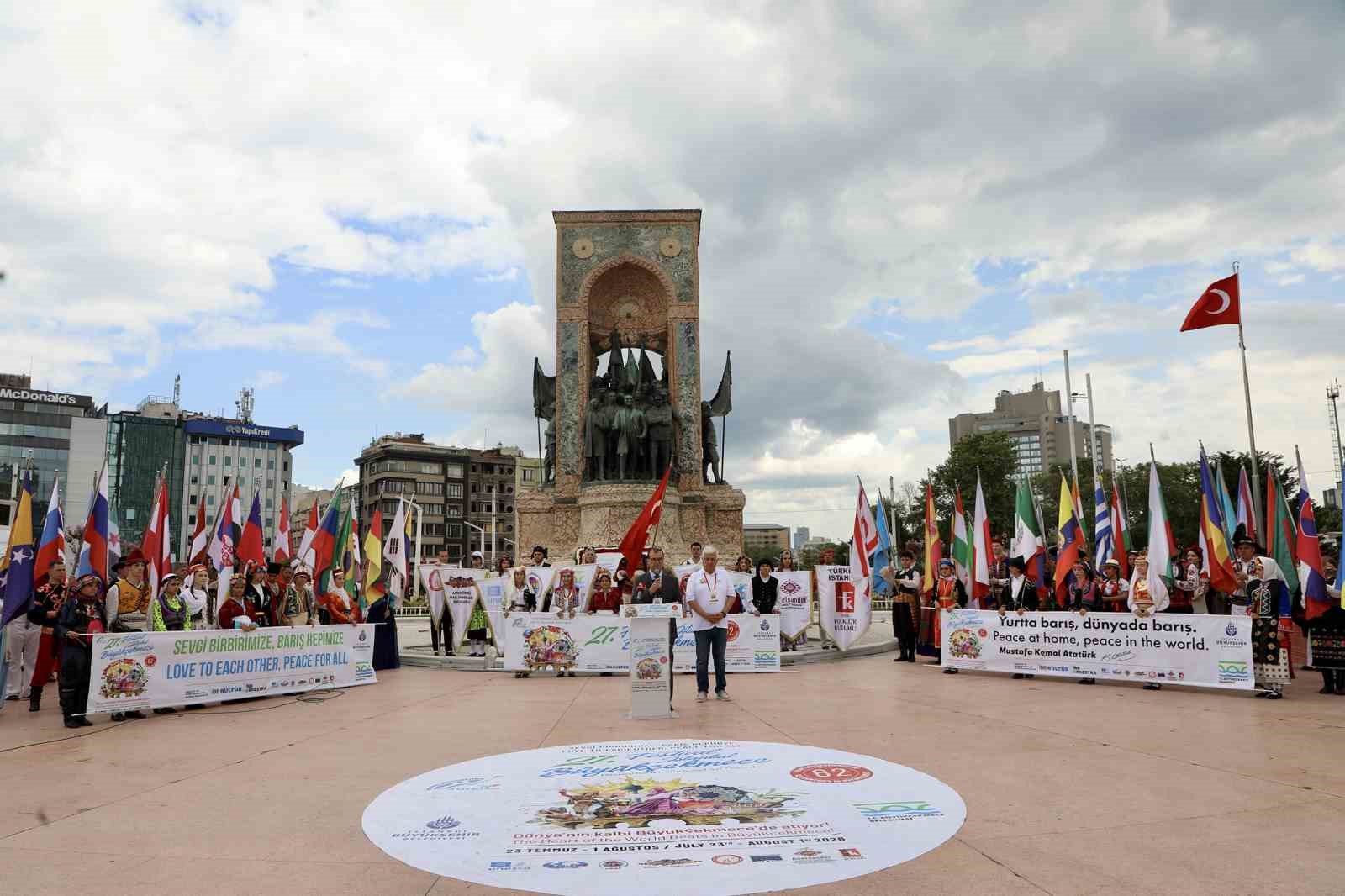taksim-meydani-nda-gorsel-solen