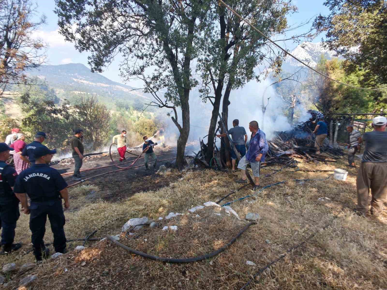 kumluca-da-odunlukta-baslayan-yangin-bos-evin-bahcesine-sicradi