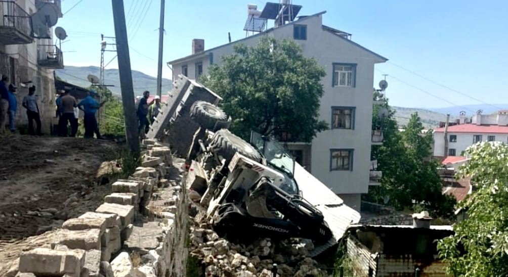 cemisgezek-te-is-makinesi-devrildi