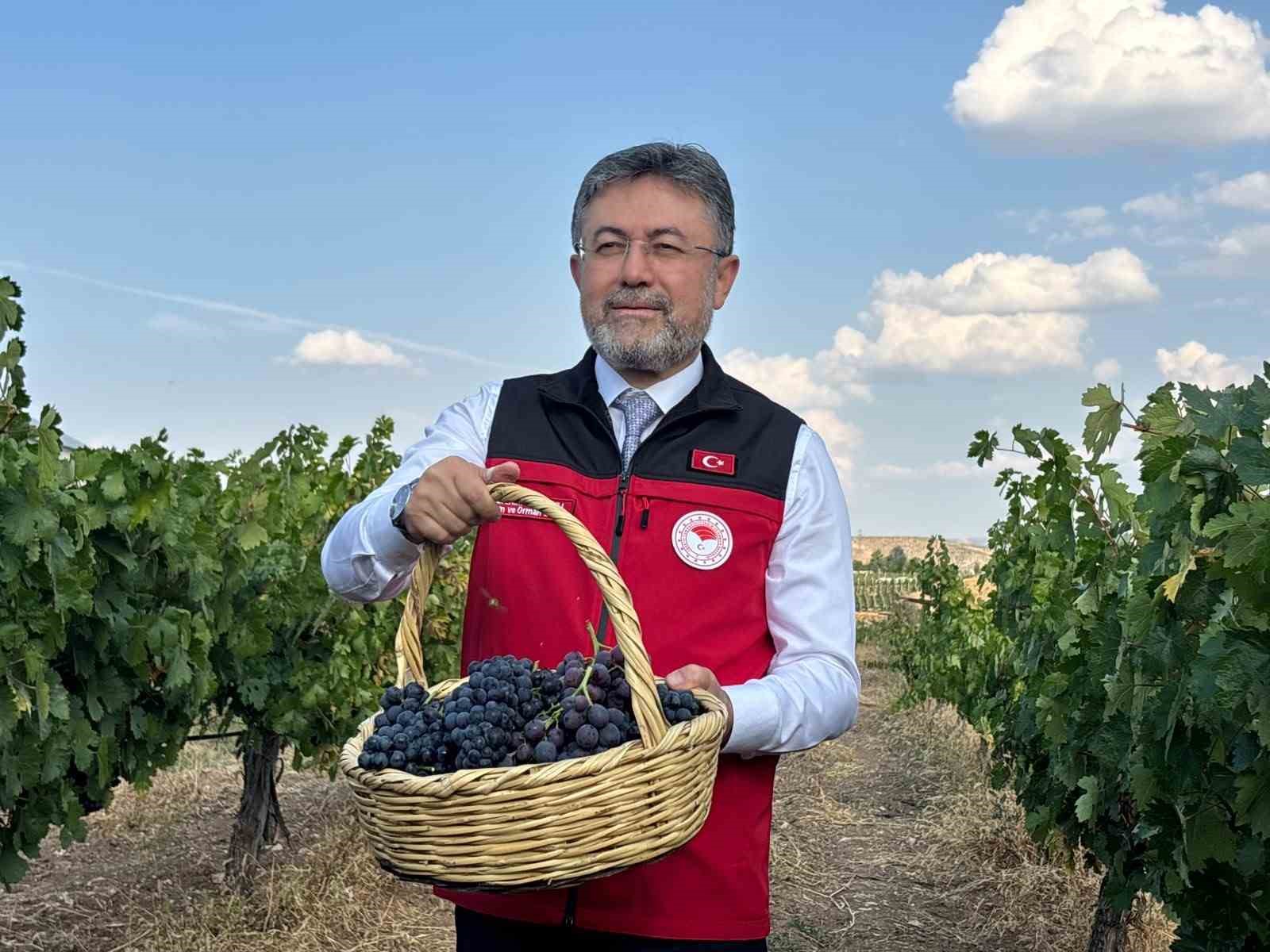 bakan-yumakli-3-milyon-850-bin-tonluk-bir-uzum-uretimi-ulkemizde-gerceklesmis-olacak