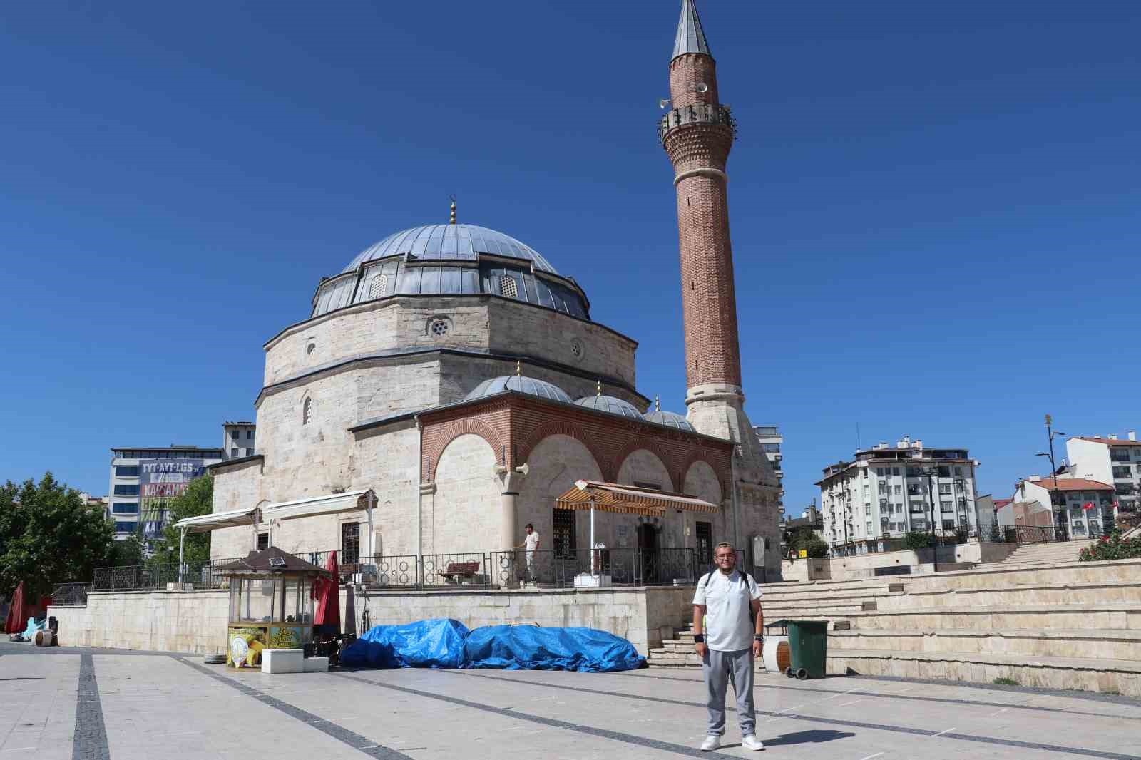 ilahi-askla-yeniden-yollara-dustu-hedefi-yuruyerek-kabe-ye-ulasmak