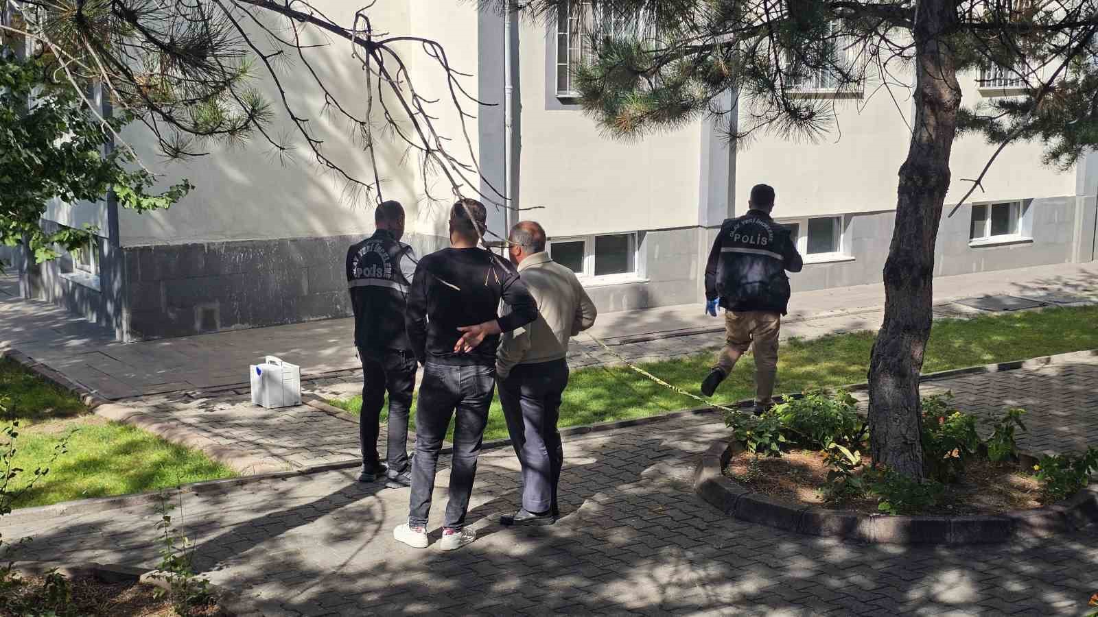 kayseri-de-3-kattan-dusen-genc-kiz-agir-yaralandi
