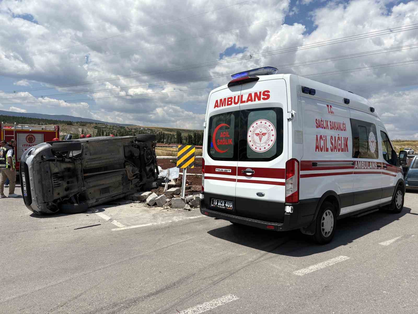 corum-da-hafif-ticari-arac-ile-otomobil-carpisti-2-si-agir-5-yarali