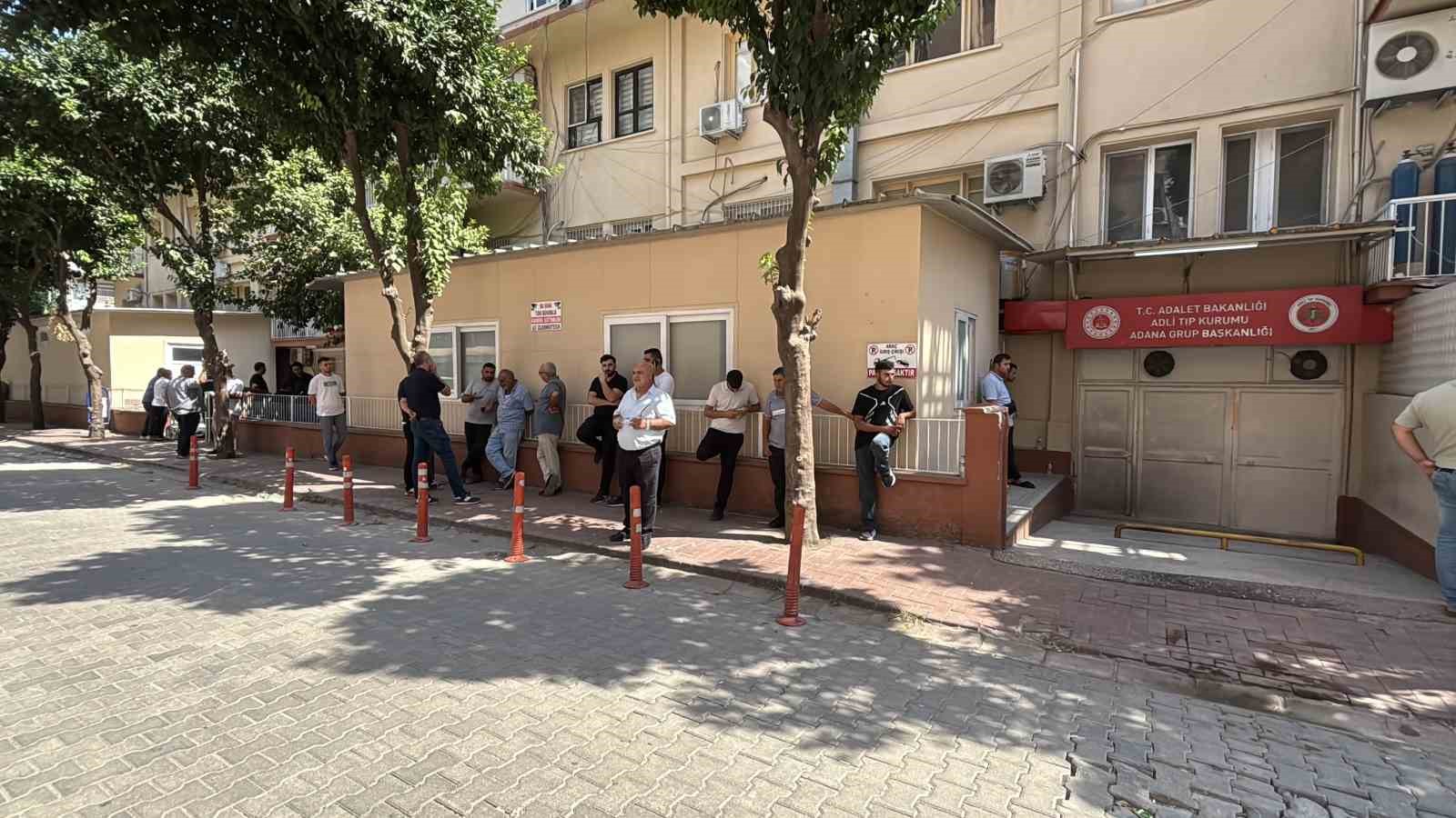 adana-da-eski-esi-tarafindan-katledilen-kadinin-cenazesi-adli-tiptan-alindi