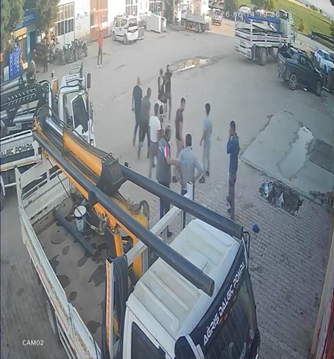 yumruk-tokat-ve-tekmelerin-havada-ucustugu-kavga-kamerada