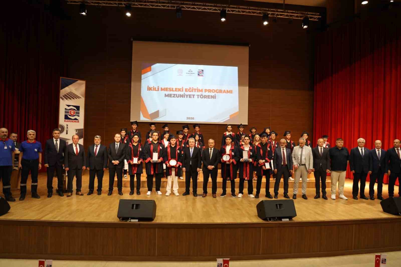 kardemir-destekli-mesleki-egitim-programi-ikinci-mezunlarini-verdi