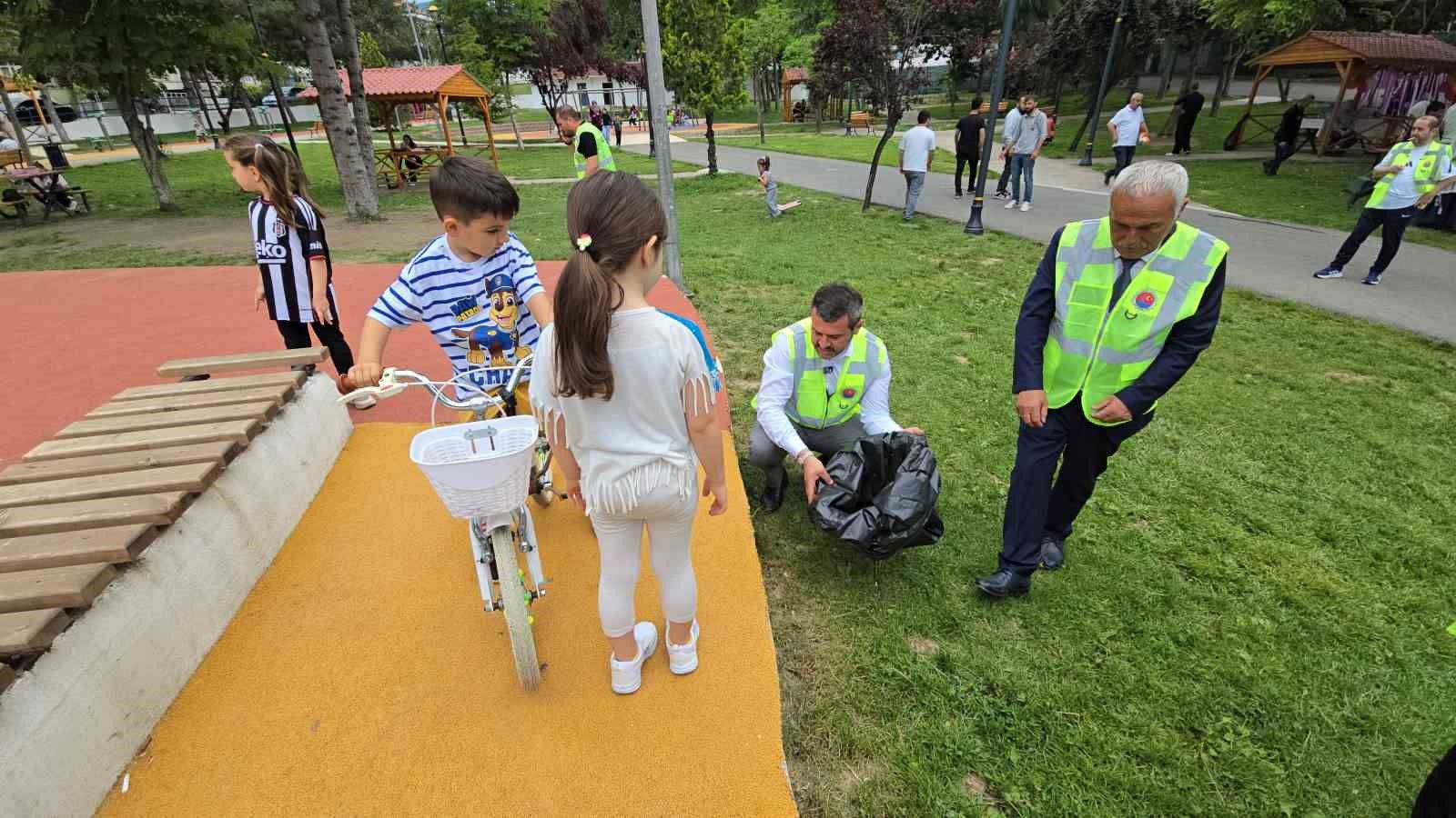 baskan-kollari-sivadi-genclerle-birlikte-cop-topladi-kucuk-ihmal-buyuk-felakete-donusebilir